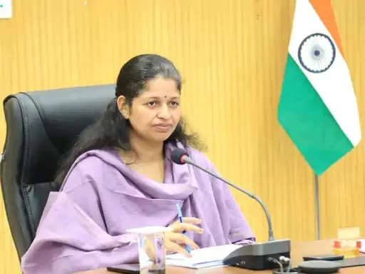 सरकारी योजनाओं में देरी पर 13 पटवारी सस्पेंड, 137 को नोटिस; कलेक्टर ने मांगा जवाब