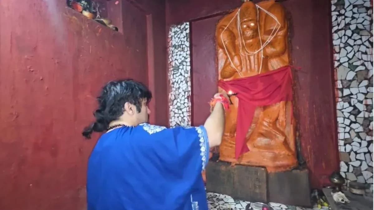 Chhatarpur news: चुरारन के प्राचीन हनुमान मंदिर पैदल पहुंचे धीरेंद्र शास्त्री, जानिए बाबा बागेश्वर के लिए क्यों खास है यह धार्मिक स्थल ?