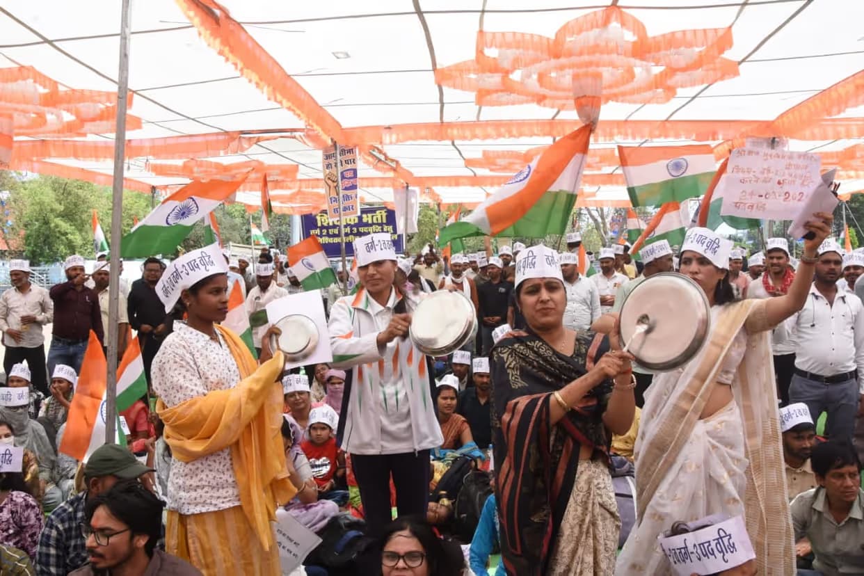 भोपाल में शिक्षक अभ्यर्थियों के धरने पर सख्ती: शिक्षा विभाग ने कहा- नियमों से बाहर नहीं बढ़ेंगे पद